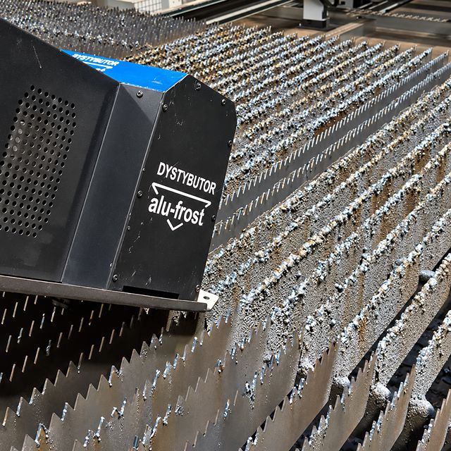 Czyszczarka LSC-200 na ruszcie, oczyszczone listwy obok zarośniętych, laser 10 kW, Zabłudów